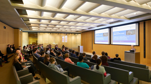 Sainsbury Laboratory Cambridge University auditorium. (C) Hufton and Crow.