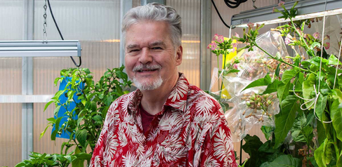 John Carr, Head of the Virology and Molecular Plant Pathology group. Photo credit: Graham CopeKoga / Cambridge Philosophical Society.