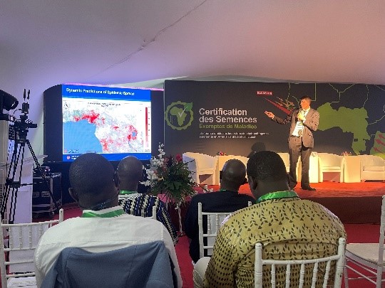 ) Richard Stutt (University of Cambridge) presenting at the programme launch held for stakeholders and policy makers including Ministers and senior scientists hosted at the WAVE headquarters at the Université Felix Houphouët Boigny, Côte d’Ivoire